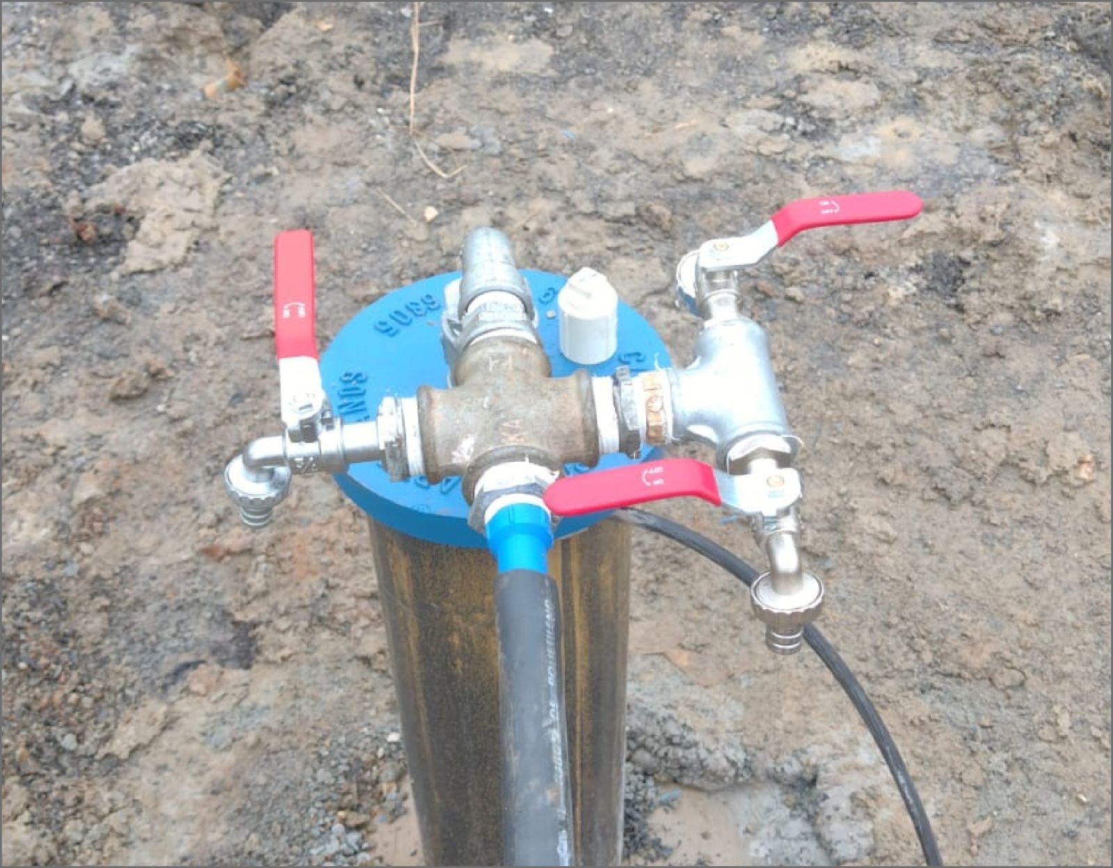 torneira saindo agua